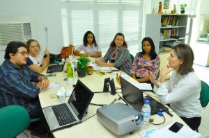 Presidente do CFESS, Maurílio Castro de Matos juntamente com a presidente do CRESS MT, Vera Lúcia Honório dos Anjos reunidos com a comissão organizadora dos seminários.